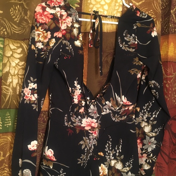 Adorable flower print plunging neckline romper - Picture 2 of 5